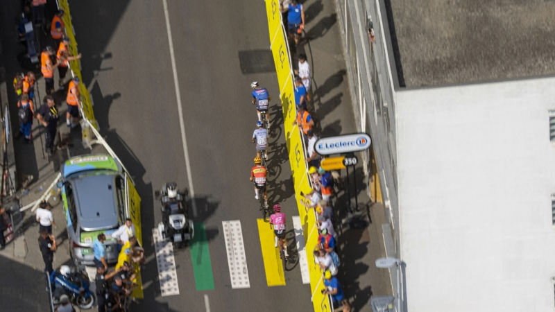 Carro de imprensa atropela espectadores no Tour de France